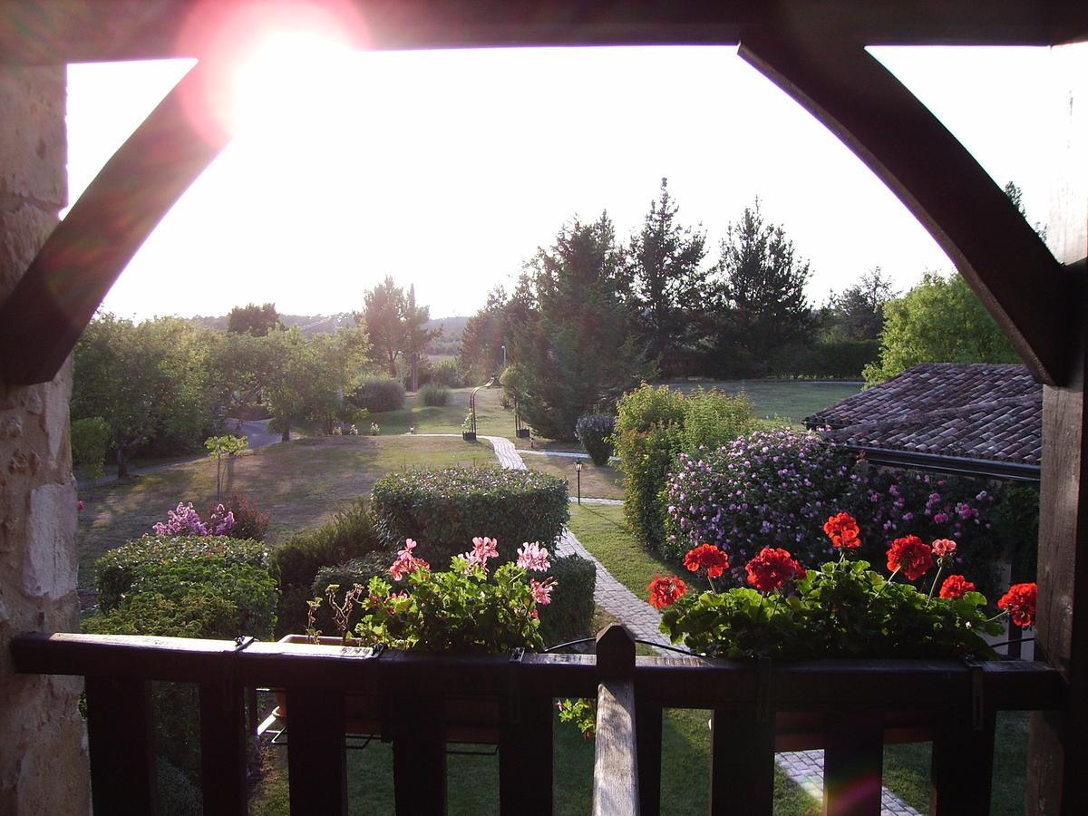 Au Jardin Fleuri Hotel Bosset Exterior photo