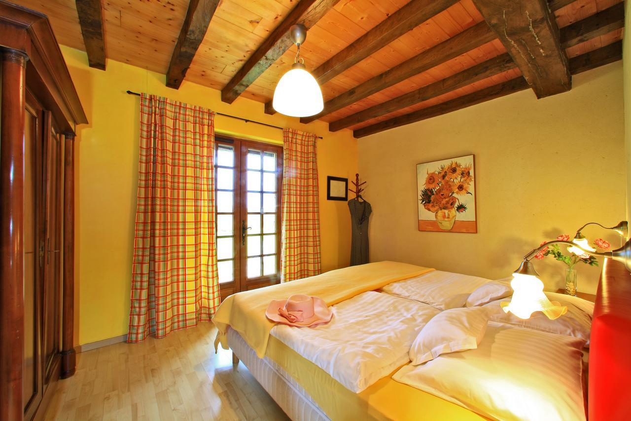 Au Jardin Fleuri Hotel Bosset Room photo